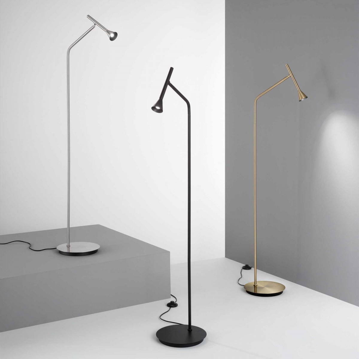 Lampy podłogowe w kolorze czarnym, złotym i srebrnym z wydłużonym kloszem