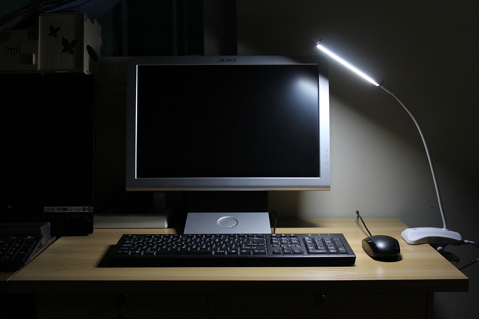 lampa stołowa na biurku