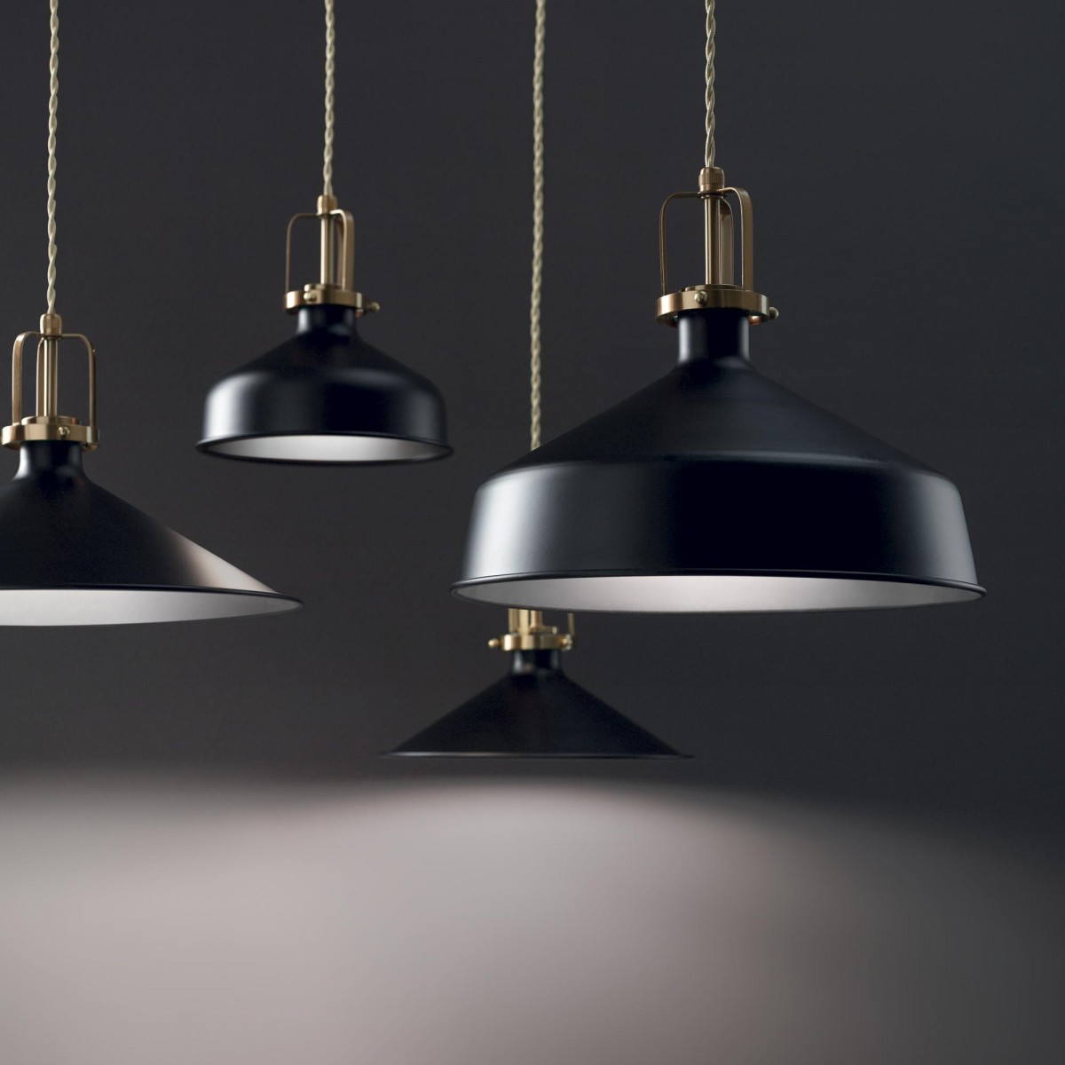 Żyrandol industrialny Ideal Lux w połączeniu czerni i złota
