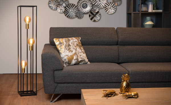 Lampa podłogowa jako designerski dodatek do wnętrza
